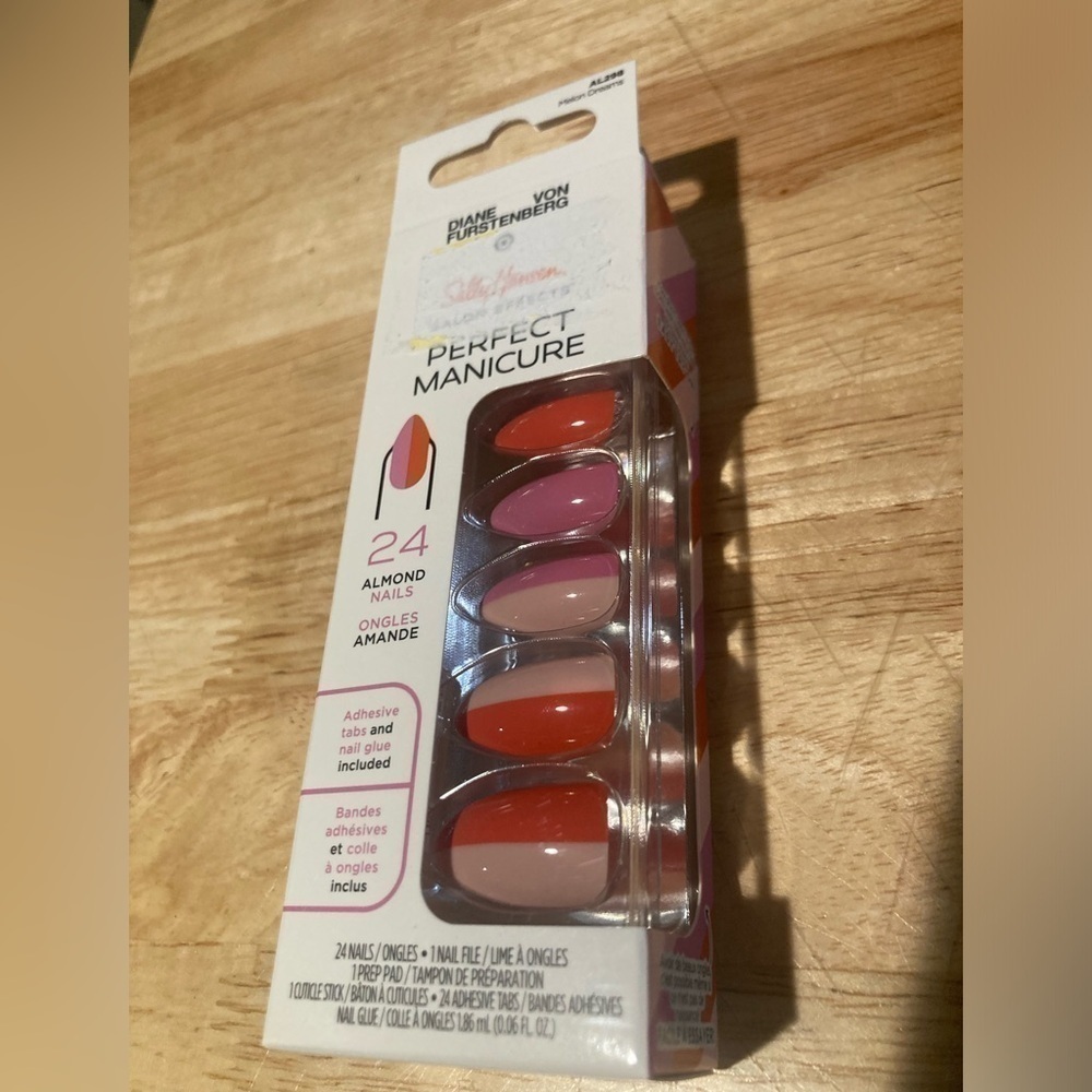 4/$25 DVF Sally Hansen perfect manicure in melon dreams.24 almond nails. NWT